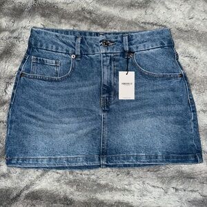 BRAND NEW women’s medium ‘Forever 21’ denim mini skirt with zipper closure